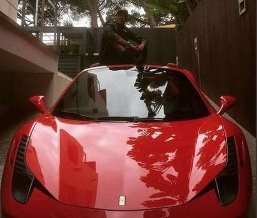 Ibra ostenta Ferrari rara! Veja outros atletas fãs da marca italiana - Site  Administrável para Rádios