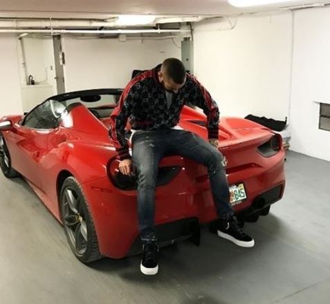 Ibra ostenta Ferrari rara! Veja outros atletas fãs da marca italiana - Site  Administrável para Rádios