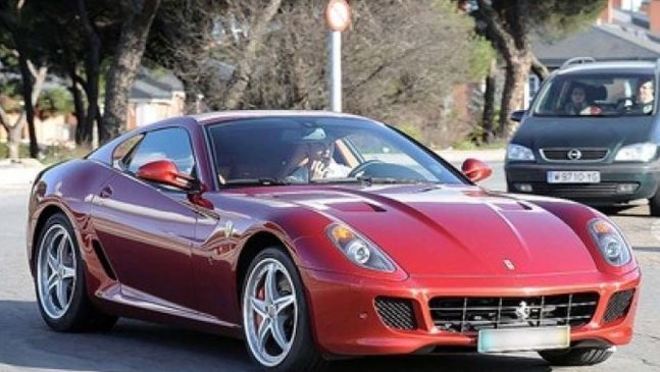 Ibra ostenta Ferrari rara! Veja outros atletas fãs da marca italiana - Site  Administrável para Rádios