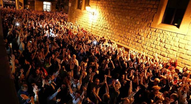 Manifestantes pela independência da Catalunha protestam contra ação da polícia no dia do referendo