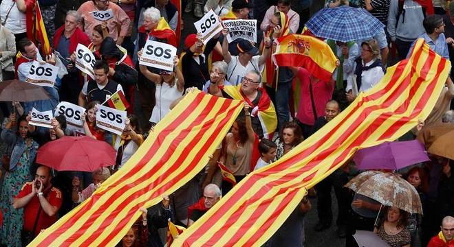 Separatistas fazem ato pelo referendo: forças policiais do governo central invadiram salas de votação Separatistas fazem ato pelo referendo: forças policiais do governo central invadiram salas de votação
