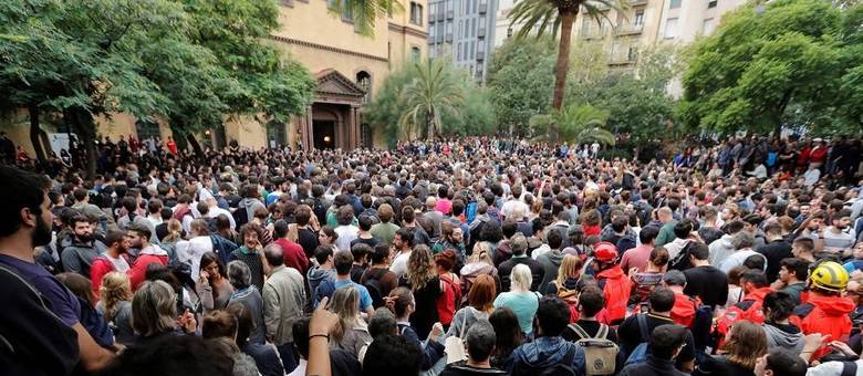 Multidões fazem fila para votar em Barcelona Multidões fazem fila para votar em Barcelona