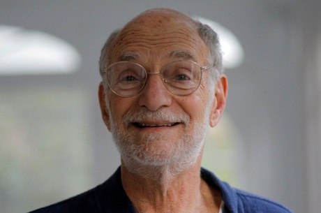 Um dos vencedores do prêmio Nobel de Medicina Michael Rosbash, em sua casa, em Newton, nos EUA