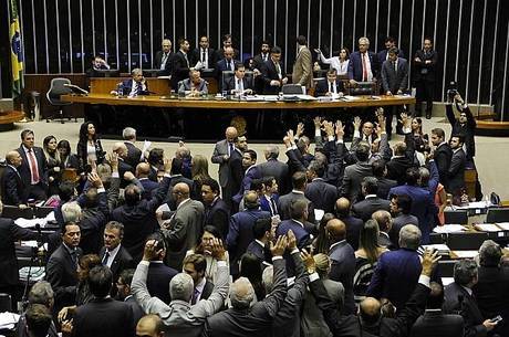 Projeto foi aprovado em meio a muito bate-boca Projeto foi aprovado em meio a muito bate-boca