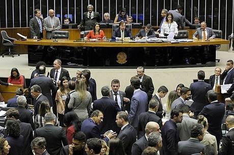 Deputados podem trocar de partido até dia 7 de abril Deputados podem trocar de partido até dia 7 de abril