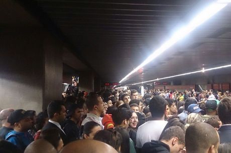 Plataforma do Metrô República nesta quarta-feira (04), às 18h40