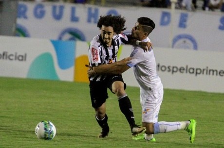 Valdívia tenta escapar de marcador do Londrina