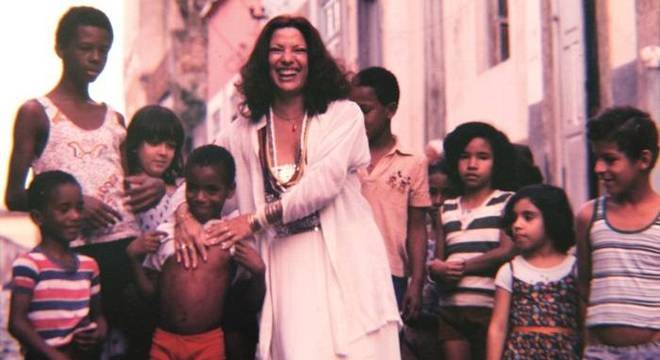 Clara Nunes sintetiza o caldeirão cultural brasileiro Clara Nunes sintetiza o caldeirão cultural brasileiro