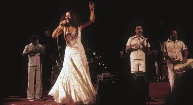 Toda vestida de branco, Clara Nunes chamava a atenção com seu visual afro Toda vestida de branco, Clara Nunes chamava a atenção com seu visual afro