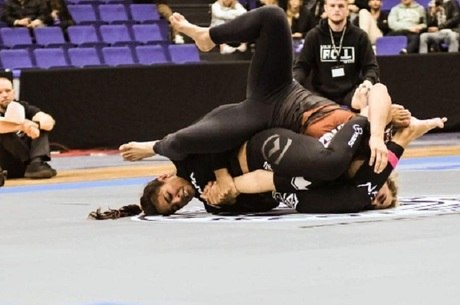 Bia Mesquita finalizou sua luta no armock e fará semifinal contra Nicolini (Foto: FloGrappling)