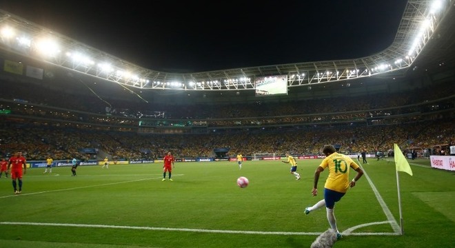 Está difícil educar parte da torcida brasileira em jogos da seleção