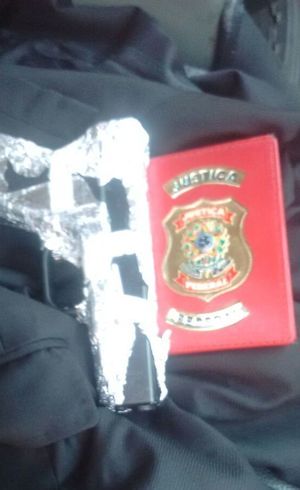 Distintivo usado pelo falso policial