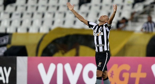 Roger está recuperado de tumor e pode voltar a jogar pelo Botafogo em breve