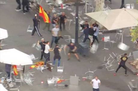 Separatistas e manifestantes pró-Espanha atiraram cadeiras uns contra os outros Separatistas e manifestantes pró-Espanha atiraram cadeiras uns contra os outros