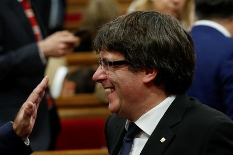 Presidente catalão tem até quinta-feira (19) para retificar a decisão sobre independência e restaurar a ordem constitucional