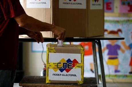 Venezuelanos escolhem governadores de 23 estados