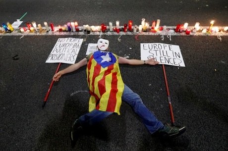 Manifestante catalão protesta contra o silêncio da União Europeia 
