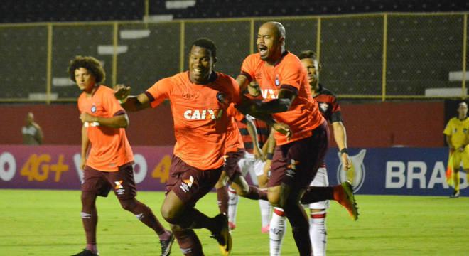 Atlético-PR surpreendeu e venceu Vitória em pleno Barradão, em Salvador
