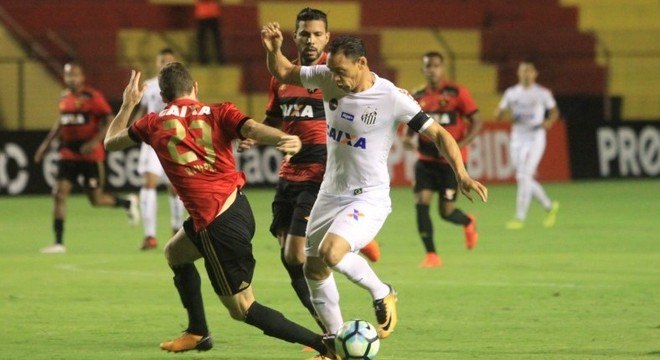 Ricardo Oliveira marcou o gol do Santos contra o Sport, na Ilha do Retiro
