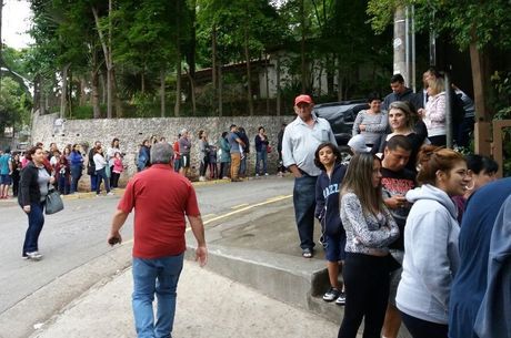 Moradores fazem fila para se vacinar contra febre amarela na ZN