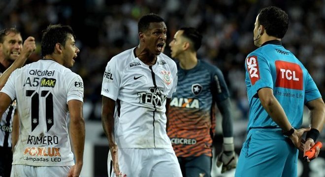 Jô, do Corinthians, reclama com auxiliar pênalti não marcado contra Botafogo
