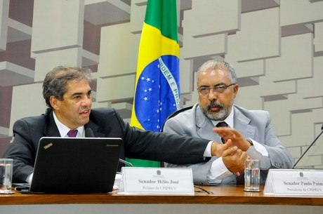 Senadores querem aumento do teto dos benefícios do INSS