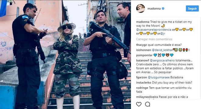 Com roupa camuflada, Madonna posou ao lado de policiais militares 