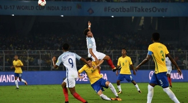 Garotada brasileira lutou bastante, mas caiu diante da Inglaterra 