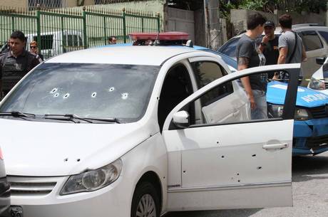 Carro de comandante da PM foi atacado no Lins Carro de comandante da PM foi atacado no Lins