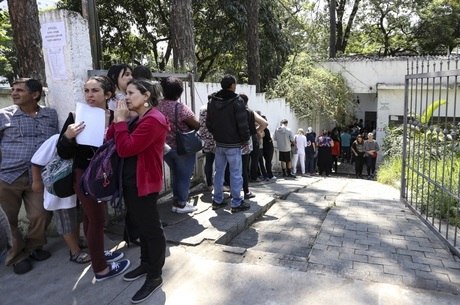 Moradores da zona norte fazem fila para se vacinar contra a febre amarela