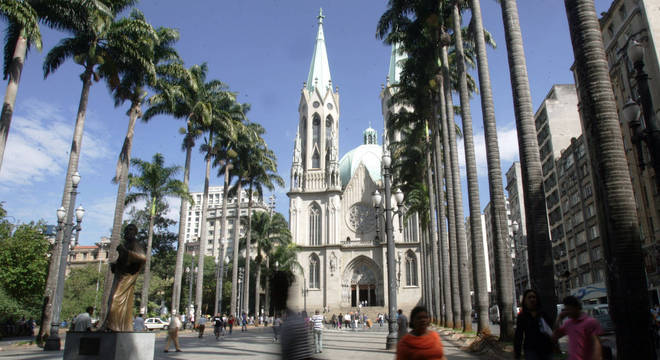 Corpo foi encontrado em um chafariz na Praça da Sé Corpo foi encontrado em um chafariz na Praça da Sé