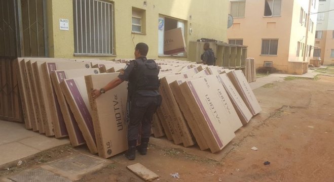 Polícia apreendeu carga de eletrônicos no Complexo da Pedreira