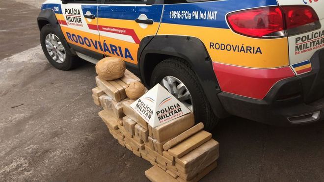 O
material e o carro foram apreendidos e tamb&eacute;m levados para a
delegacia de Frutal. A documenta&ccedil;&atilde;o do ve&iacute;culo est&aacute;
regulizarizada e registrada no nome do detido(*) Pablo Nascimento, estagi&aacute;rio do R7