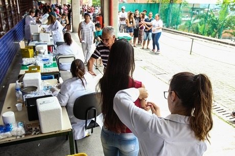 Moradores da zona norte fazem fila para se vacinar contra a doença