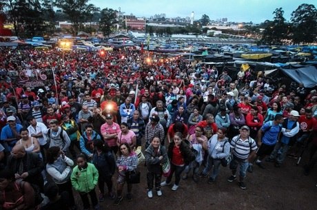 Grupo do MTST em marcha até o Palácio do Governo
