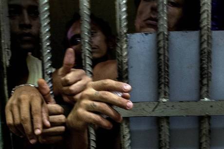 Brasil tem mais de 700 mil pessoas presas