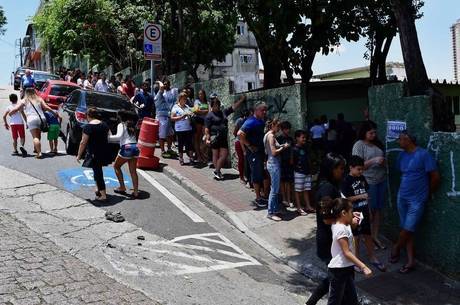 Na capital, moradores fazem fila para se vacinar Na capital, moradores fazem fila para se vacinar