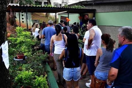 Moradores fazem fila para se vacinar na zona norte Moradores fazem fila para se vacinar na zona norte