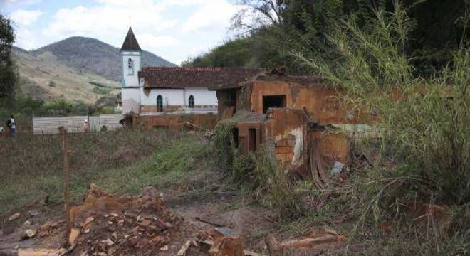 O distrito de Barra Longa (MG), atingido pelo rompimento da Barragem do Fundão, espera por obras de reconstrução
