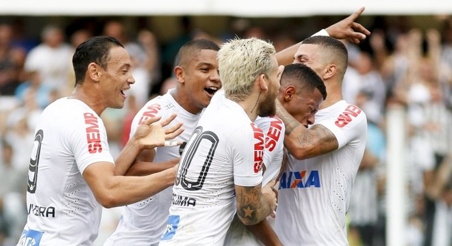 Lucas Lima cumprimenta Arthur Gomes, autor do primeiro gol do Santos