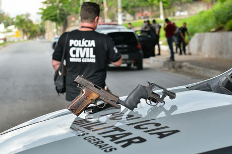 Armas usadas pelos assaltantes na troca de tiros com a PM
