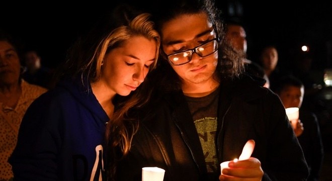 Jovens prestam homenagens às vítimas do atirador no Texas
