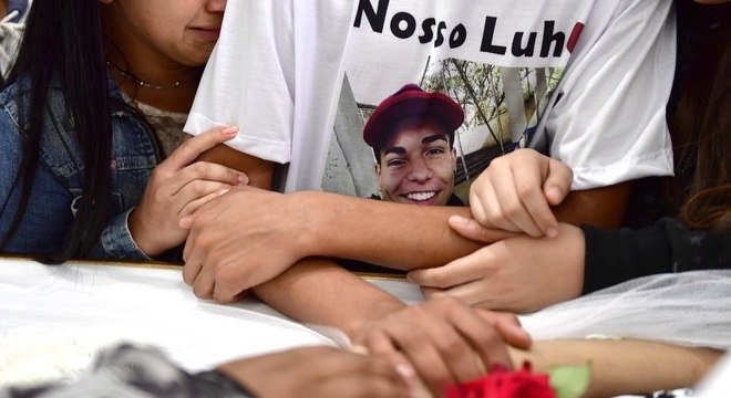 Caixão de Luan ficou rodeado de adolescentes, que choravam muito