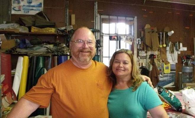 Karla Holcolmbe, professora da escola dominical, e seu marido Bryan também morreram em decorrência do tiroteio Karla Holcolmbe, professora da escola dominical, e seu marido Bryan também morreram em decorrência do tiroteio