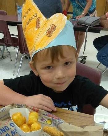 Ryland Ward, de cinco anos de idade, foi atingido por quatro tiros e teve de ser submetido a uma cirurgia