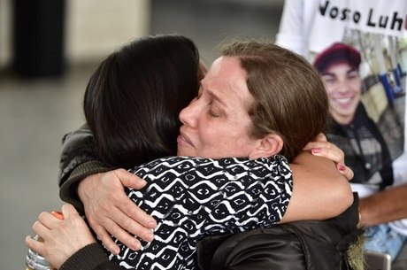 Mãe do jovem foi consolada durante o velório