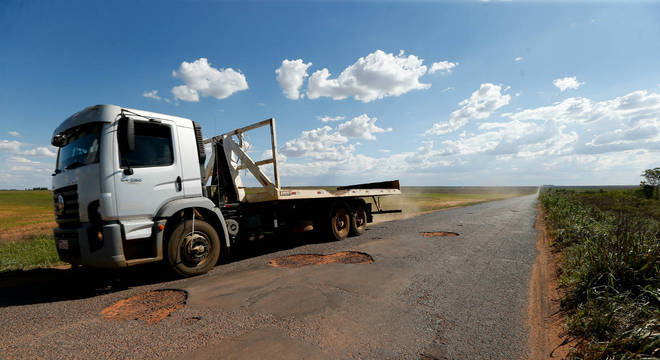 Trecho da BA-460, considerada pela CNT como a pior estrada do País Trecho da BA-460, considerada pela CNT como a pior estrada do País