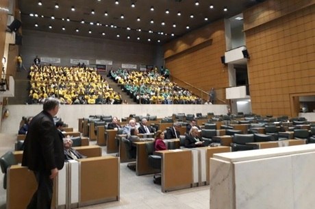 Plenário da Assembleia, dividido entre "verdes" e "amarelos"