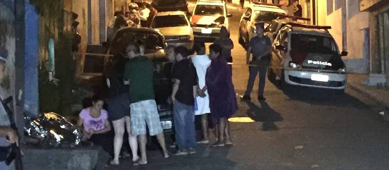 Quatro pessoas foram executadas a tiros na rua Gabriel Martins, na Vila Albertina Quatro pessoas foram executadas a tiros na rua Gabriel Martins, na Vila Albertina