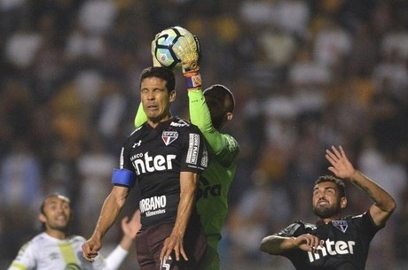 Chapecoense reclamou de falta de Hernanes em Jandrei